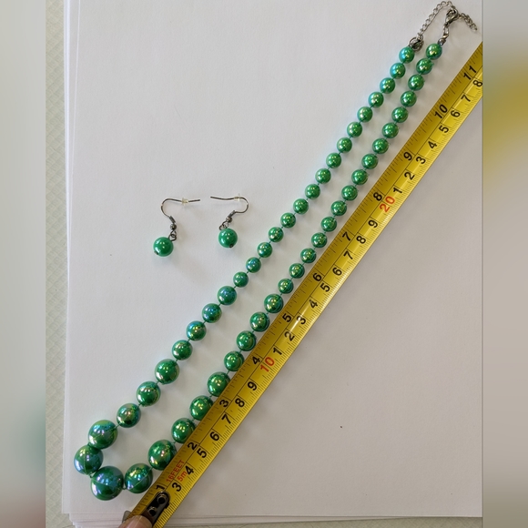 VTG IRIDESCENT GREEN PLASTIC GRADUATED BEAD NECKLACE & EARRINGS - Picture 7 of 7